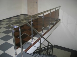 Лестничные ограждения из нержавеющей стали с комбинацией стекла              