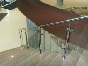 Лестничные ограждения из нержавеющей стали с комбинацией стекла              